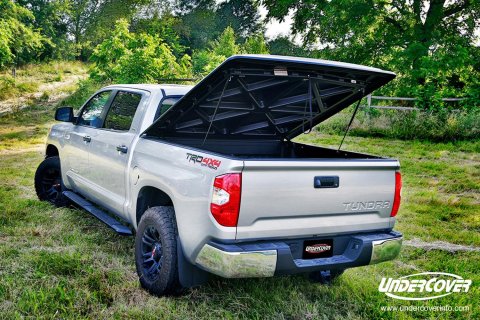 UnderCover 16-17 Toyota Tacoma 5ft Lux Bed Cover - Black (Req Factory Deck Rails)