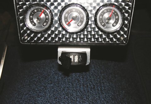 Moroso USB Switch With Bracket