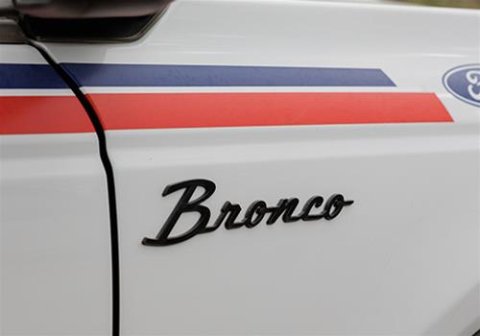 Ford Racing 21-24 Bronco Classic Script Fender Badge Kit - Gloss Black