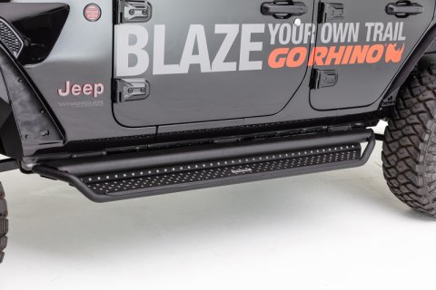 Go Rhino 19-20 Chevy 1500 Dominator Extreme D1 SideSteps Complete Kit w/SideStep + Brkts (1x gorD10087T, 1x gorD64049TK)