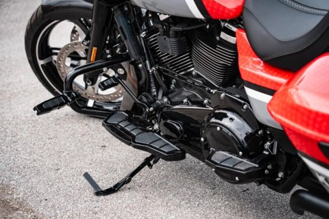 Kuryakyn Enygma Floorboards - Gloss Black