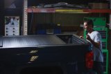 Roll-N-Lock E-Series Retractable Tonneau Covers for 2014-2018 SIERRA 1500, SILVERADO 1500 - RC220E Cover, E-Series, Retractable, Clamp-On, Aluminum, Black Powdercoat, Chevy, GMC, 5.75 ft. Truck Bed Length, Each thumbnail 2